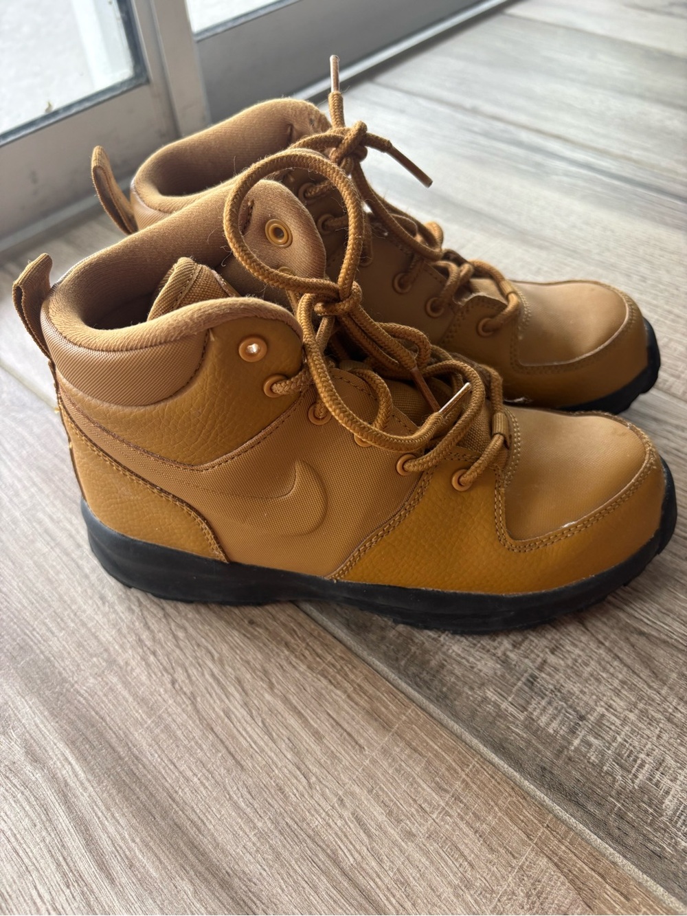 Nike Kids' Wheat Tan Hiker Boots 2.5Y in excellent condition
